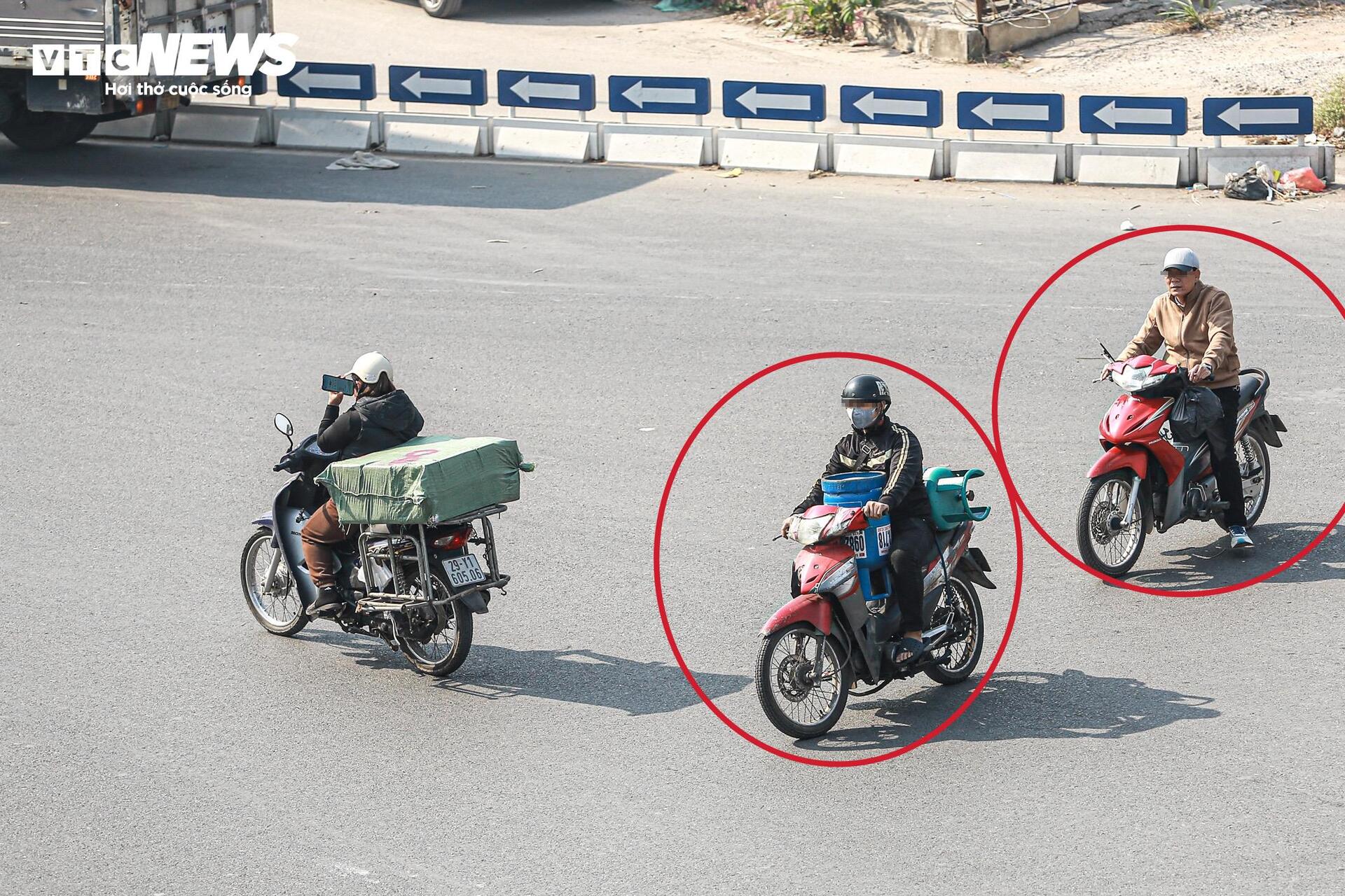 Vắng bóng CSGT , tài xế vô tư vượt đèn đỏ , phi xe lên vỉa hè - Ảnh 7.
