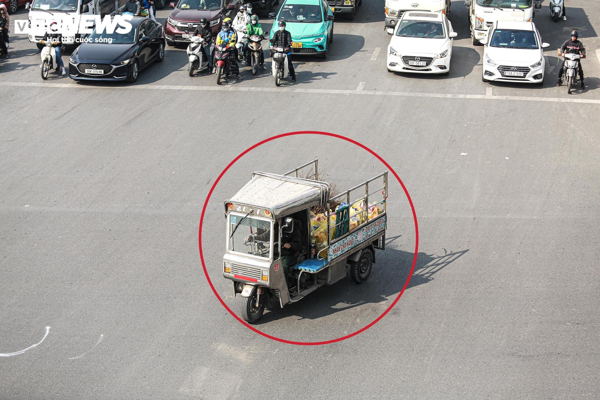 Vắng bóng CSGT , tài xế vô tư vượt đèn đỏ , phi xe lên vỉa hè - Ảnh 8.