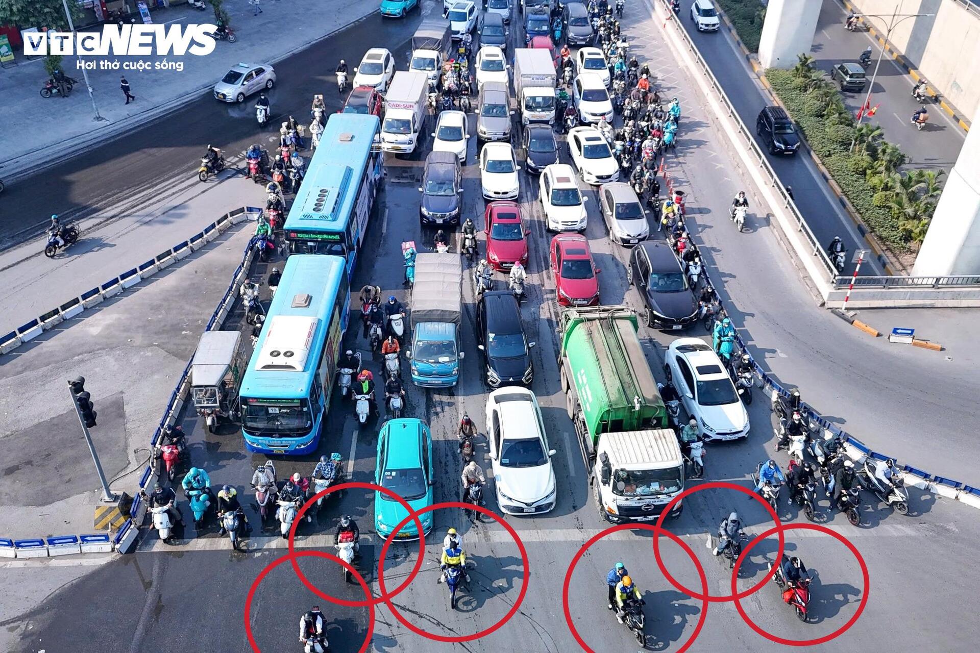Vắng bóng CSGT , tài xế vô tư vượt đèn đỏ , phi xe lên vỉa hè - Ảnh 9.