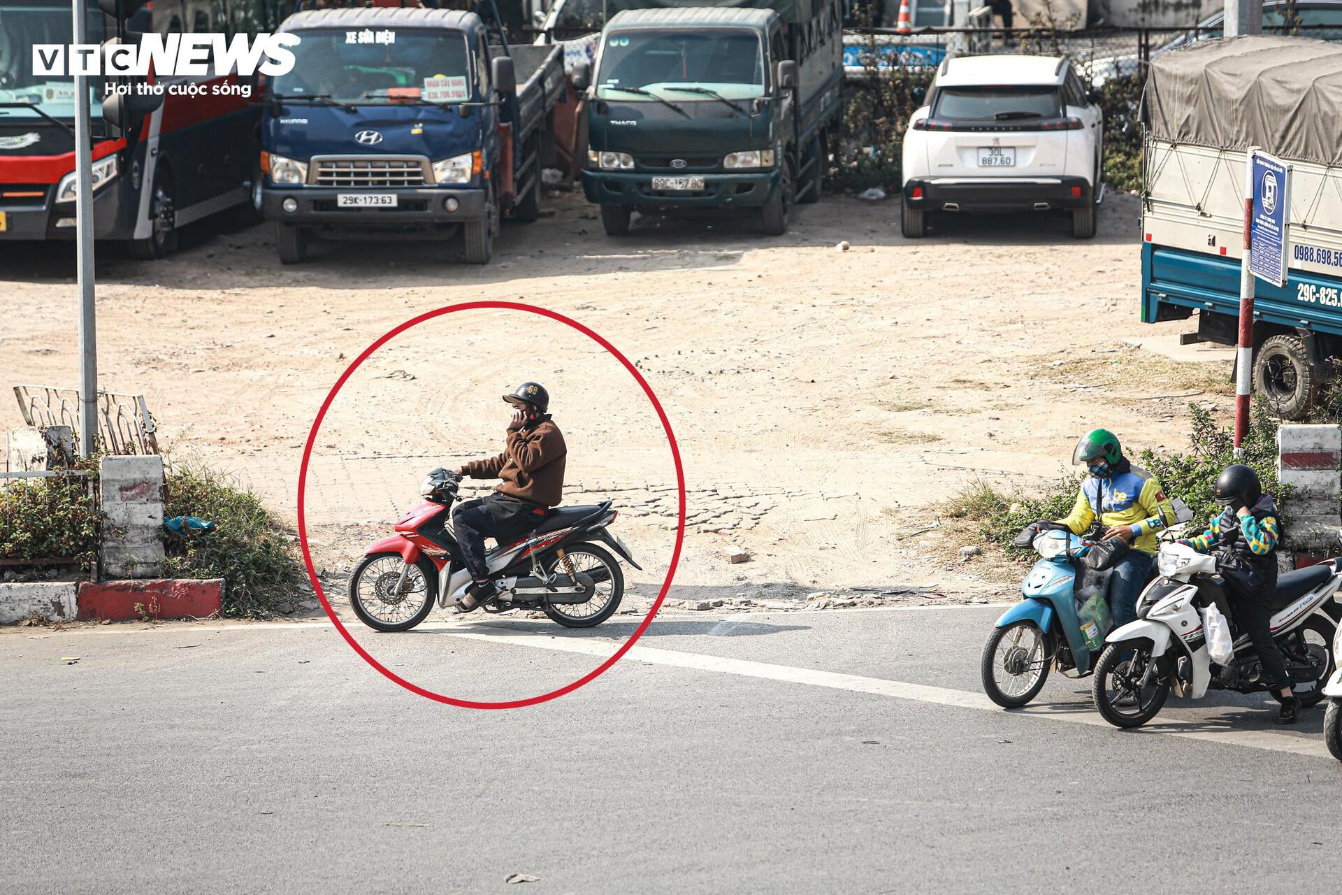 Vắng bóng CSGT , tài xế vô tư vượt đèn đỏ , phi xe lên vỉa hè - Ảnh 12.