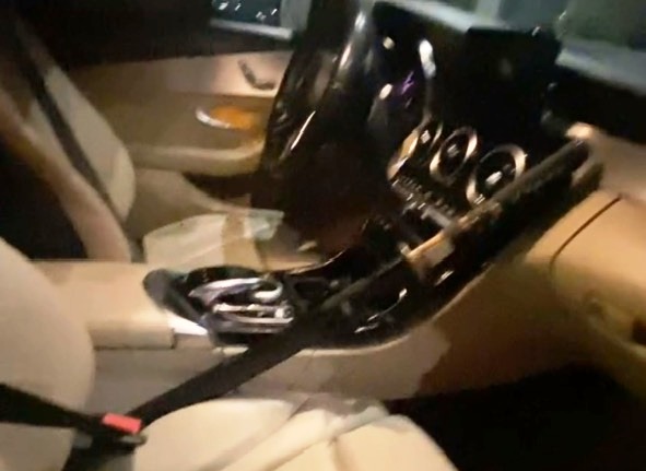 Tình tiết mới vụ tài xế Mercedes bẻ hoa rồi rút kiếm "dọa" nhân viên môi trường- Ảnh 1. Tình tiết mới vụ tài xế Mercedes bẻ hoa rồi rút kiếm "dọa" nhân viên môi trường- Ảnh 1.