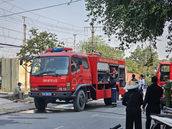 Kho xưởng ở Hà Nội cháy lớn sau tiếng nổ kinh hoàng - Ảnh 2.