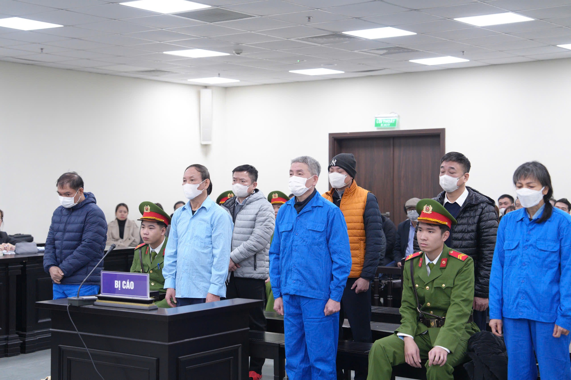 Xét xử Nguyễn Đức Thái cựu chủ tịch NXB Giáo dục với cáo buộc nhận hối lộ 25 tỉ - Ảnh 5. Xét xử Nguyễn Đức Thái cựu chủ tịch NXB Giáo dục với cáo buộc nhận hối lộ 25 tỉ - Ảnh 5.