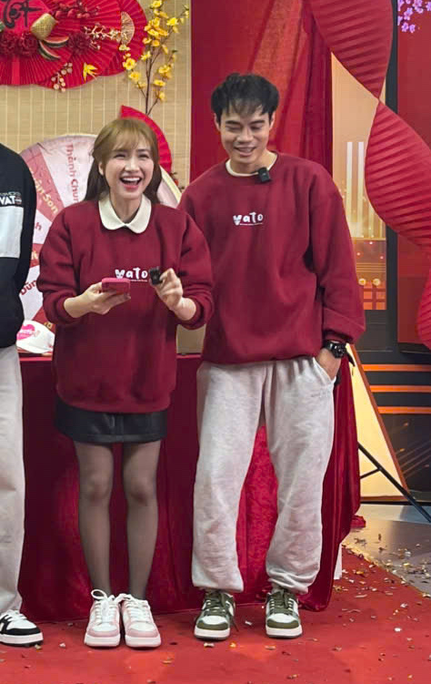 Văn Toàn lên tiếng về khoảnh khắc thả tim với Hoà Minzy gây chấn động, trái tim của tình bạn hay tình yêu?- Ảnh 2. Văn Toàn lên tiếng về khoảnh khắc thả tim với Hoà Minzy gây chấn động, trái tim của tình bạn hay tình yêu?- Ảnh 2.