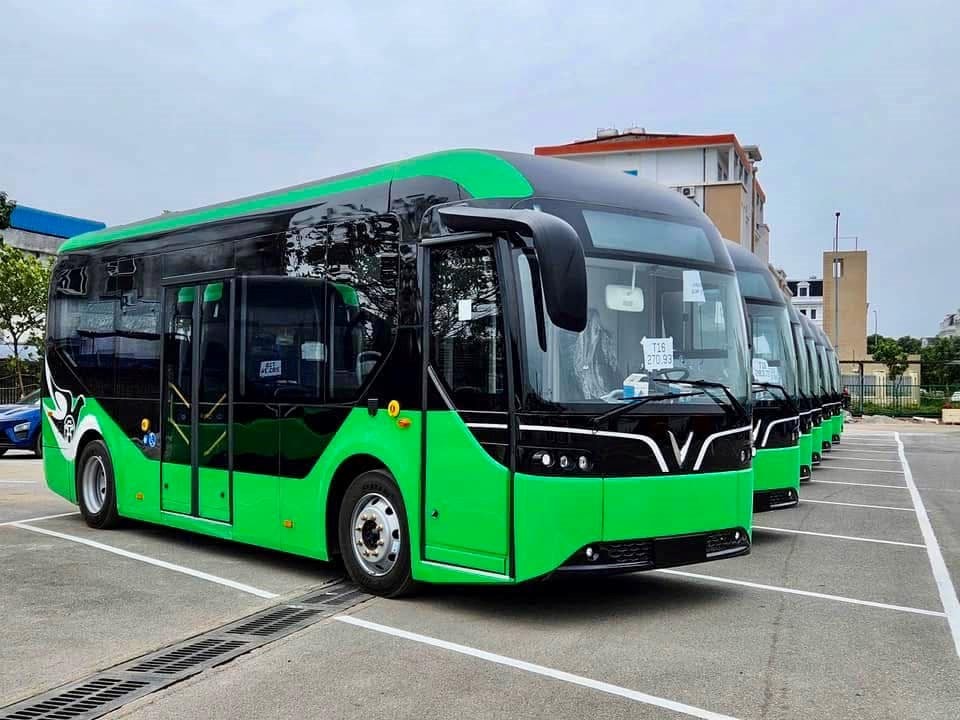 Cận cảnh dàn xe buýt điện mới của Tổng Công ty Vận tải Hà Nội, là gói thầu trị giá 74 tỷ đồng do liên danh 2 công ty của ông Phạm Nhật Vượng trúng đấu giá - Ảnh 1.