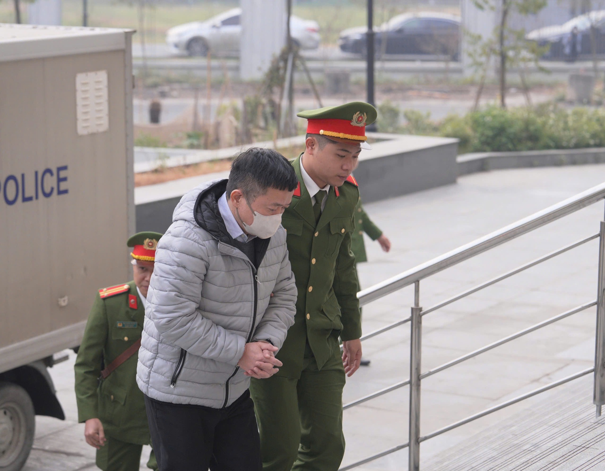 Xét xử Nguyễn Đức Thái cựu chủ tịch NXB Giáo dục với cáo buộc nhận hối lộ 25 tỉ - Ảnh 4. Xét xử Nguyễn Đức Thái cựu chủ tịch NXB Giáo dục với cáo buộc nhận hối lộ 25 tỉ - Ảnh 4.