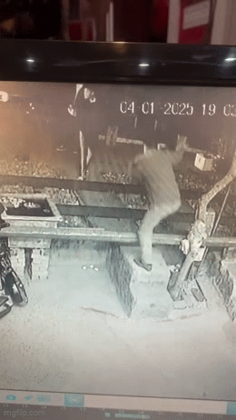 C&uacute; đẩy người xuất thần cứu sống nam thanh ni&ecirc;n định bước qua đường ray khi t&agrave;u hỏa đang sầm sập lao tới- Ảnh 1.