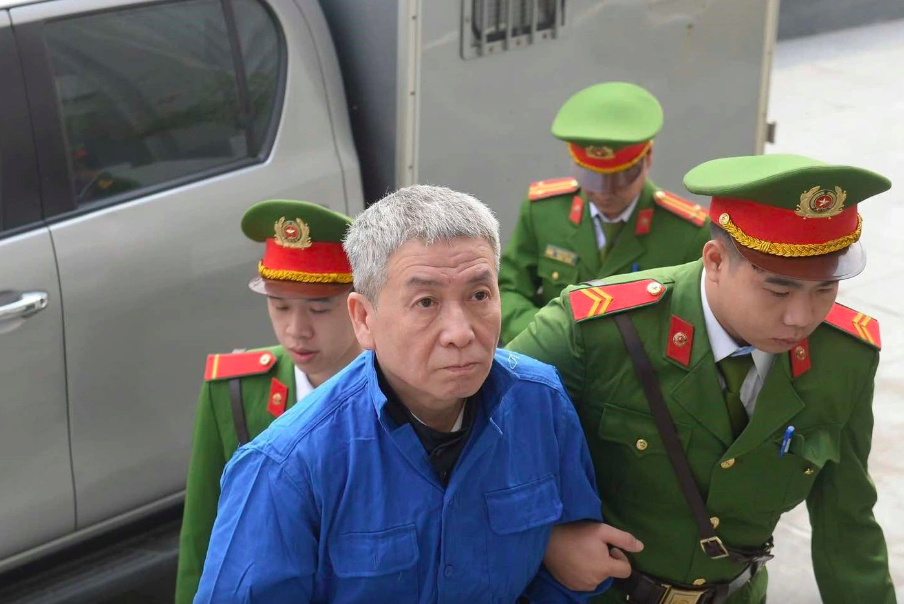 Xét xử Nguyễn Đức Thái cựu chủ tịch NXB Giáo dục với cáo buộc nhận hối lộ 25 tỉ - Ảnh 3. Xét xử Nguyễn Đức Thái cựu chủ tịch NXB Giáo dục với cáo buộc nhận hối lộ 25 tỉ - Ảnh 3.