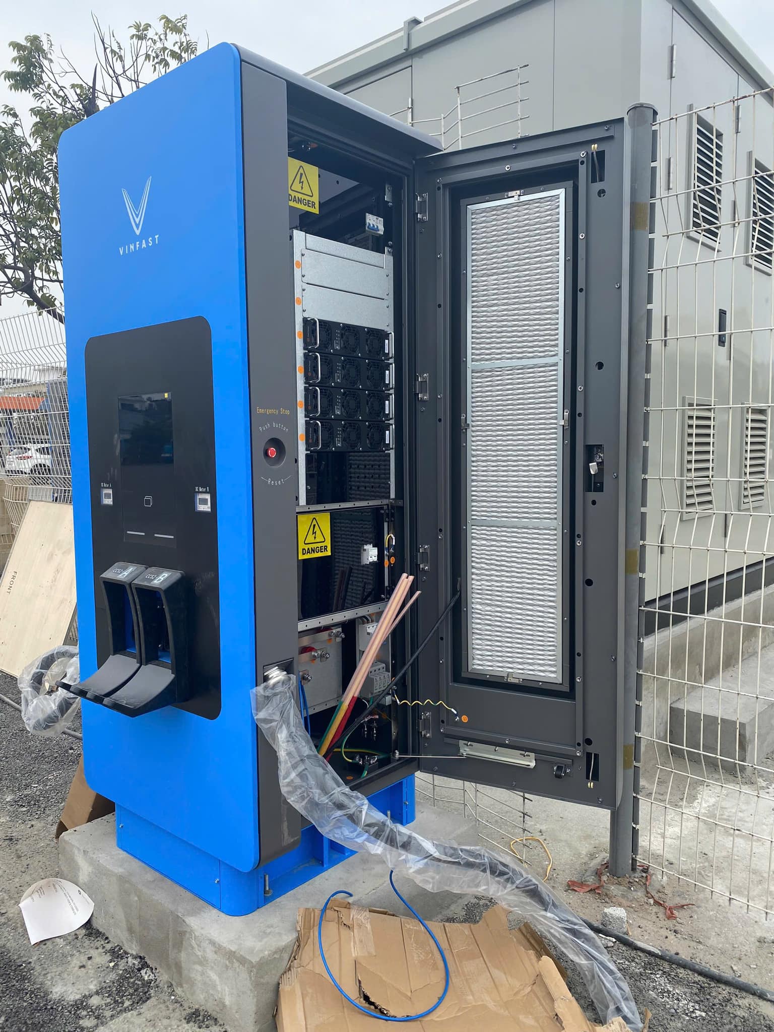 Cận cảnh dàn xe buýt điện mới của Tổng Công ty Vận tải Hà Nội, là gói thầu trị giá 74 tỷ đồng do liên danh 2 công ty của ông Phạm Nhật Vượng trúng đấu giá - Ảnh 5.