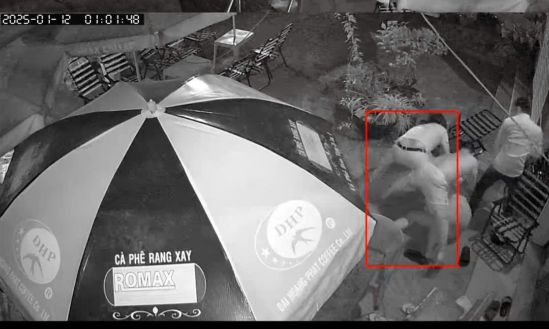 Xôn xao vụ hành hung tài xế ô tô ở Bình Dương - Ảnh 1. Xôn xao vụ hành hung tài xế ô tô ở Bình Dương - Ảnh 1.