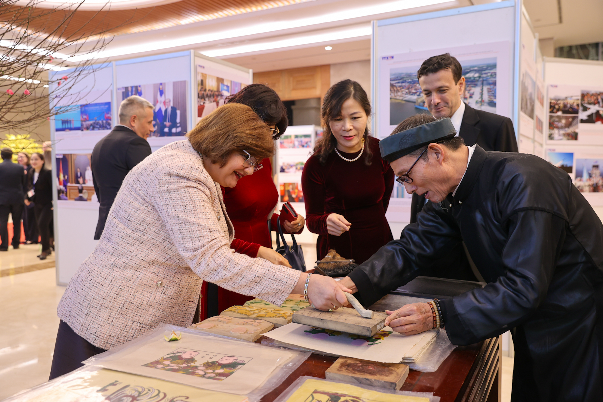 Thủ tướng Phạm Minh Chính chiêu đãi Đoàn Ngọai giao tại Hà Nội - Ảnh 9. Thủ tướng Phạm Minh Chính chiêu đãi Đoàn Ngọai giao tại Hà Nội - Ảnh 9.