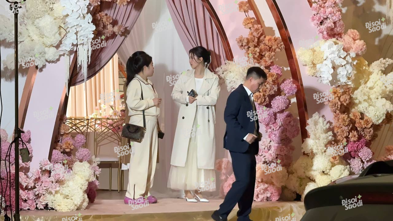 HOT: Bắt gặp Á hậu Phương Nhi lộ diện tất bật giữa rạp cưới, visual cô dâu mới gây chú ý! - Ảnh 4.