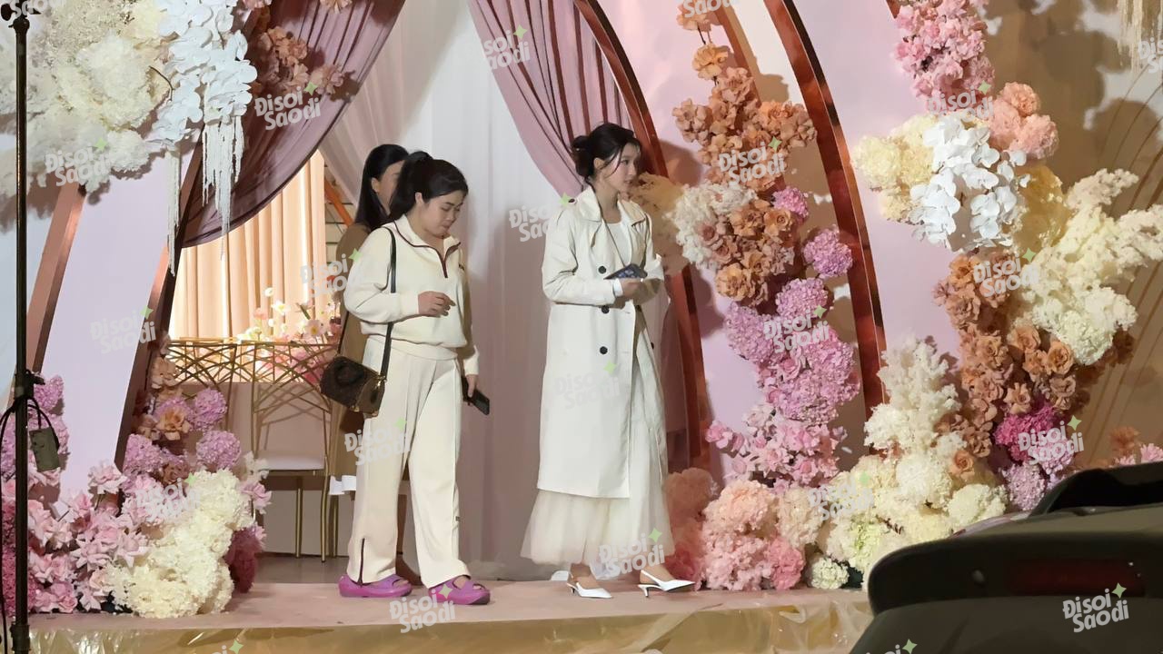 HOT: Bắt gặp Á hậu Phương Nhi lộ diện tất bật giữa rạp cưới, visual cô dâu mới gây chú ý! - Ảnh 5.