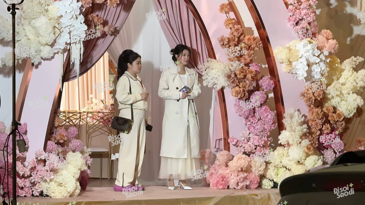 HOT: Bắt gặp Á hậu Phương Nhi lộ diện tất bật giữa rạp cưới, visual cô dâu mới gây chú ý! - Ảnh 3.