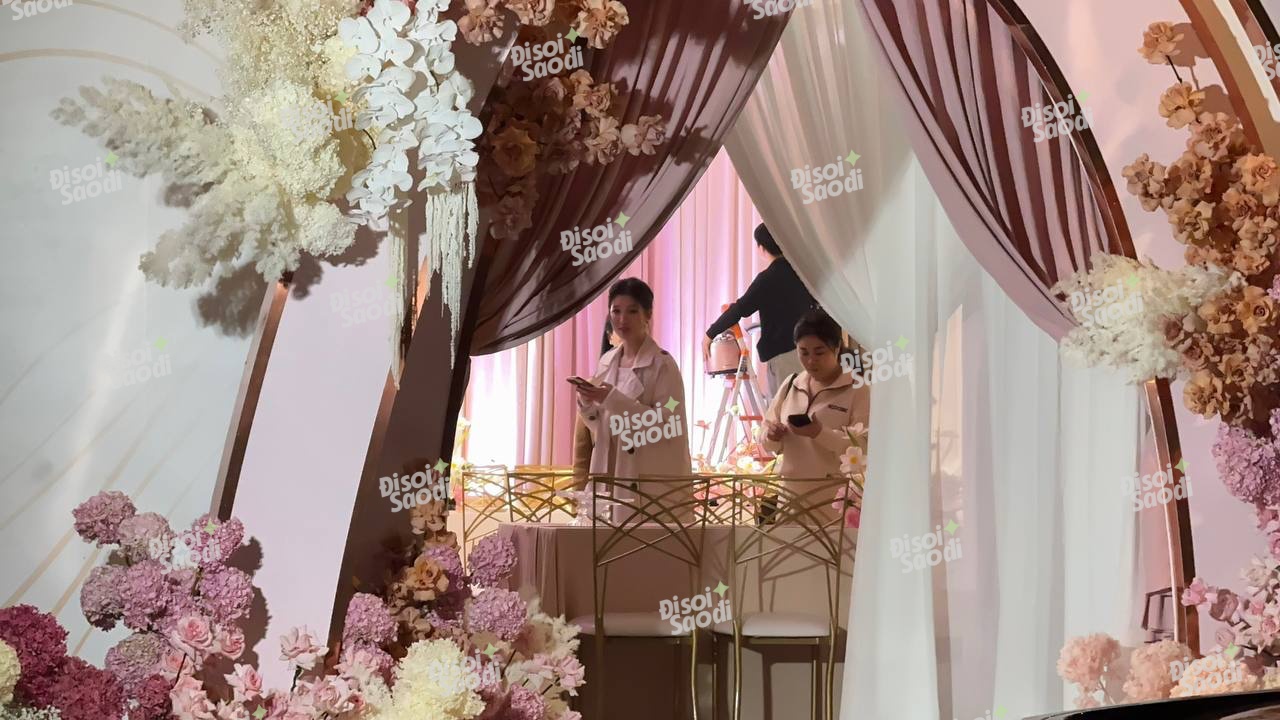 HOT: Bắt gặp Á hậu Phương Nhi lộ diện tất bật giữa rạp cưới, visual cô dâu mới gây chú ý! - Ảnh 2.