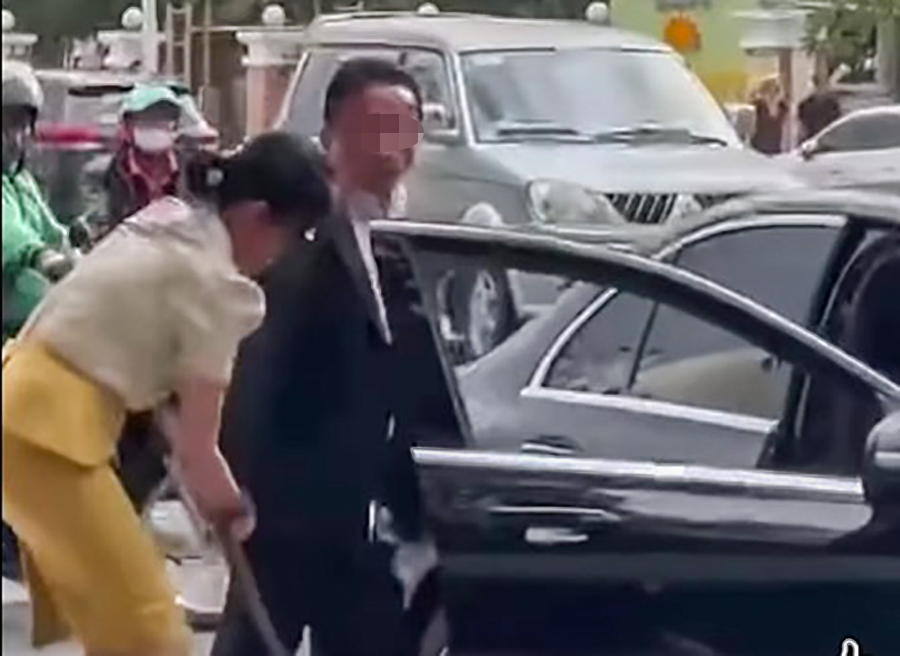 Luật sư phân tích vụ người đàn ông rút kiếm đe dọa công nhân - Ảnh 3.