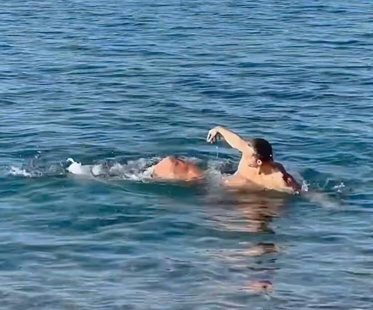 Người đ&agrave;n &ocirc;ng bị "sinh vật b&iacute; ẩn" tấn c&ocirc;ng k&eacute;o xuống nước khi đi bơi ở biển - Ảnh 1.