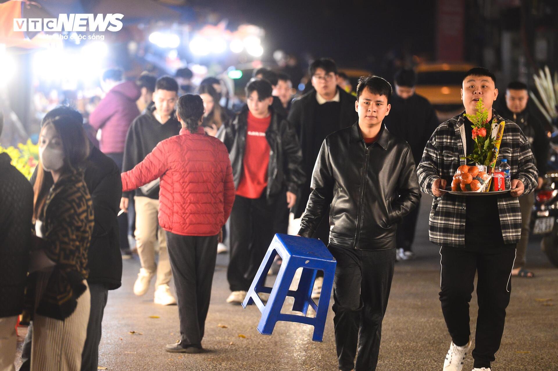 Người H&agrave; Nội đội r&eacute;t đi lễ Phủ T&acirc;y Hồ rằm th&aacute;ng Chạp - Ảnh 6.