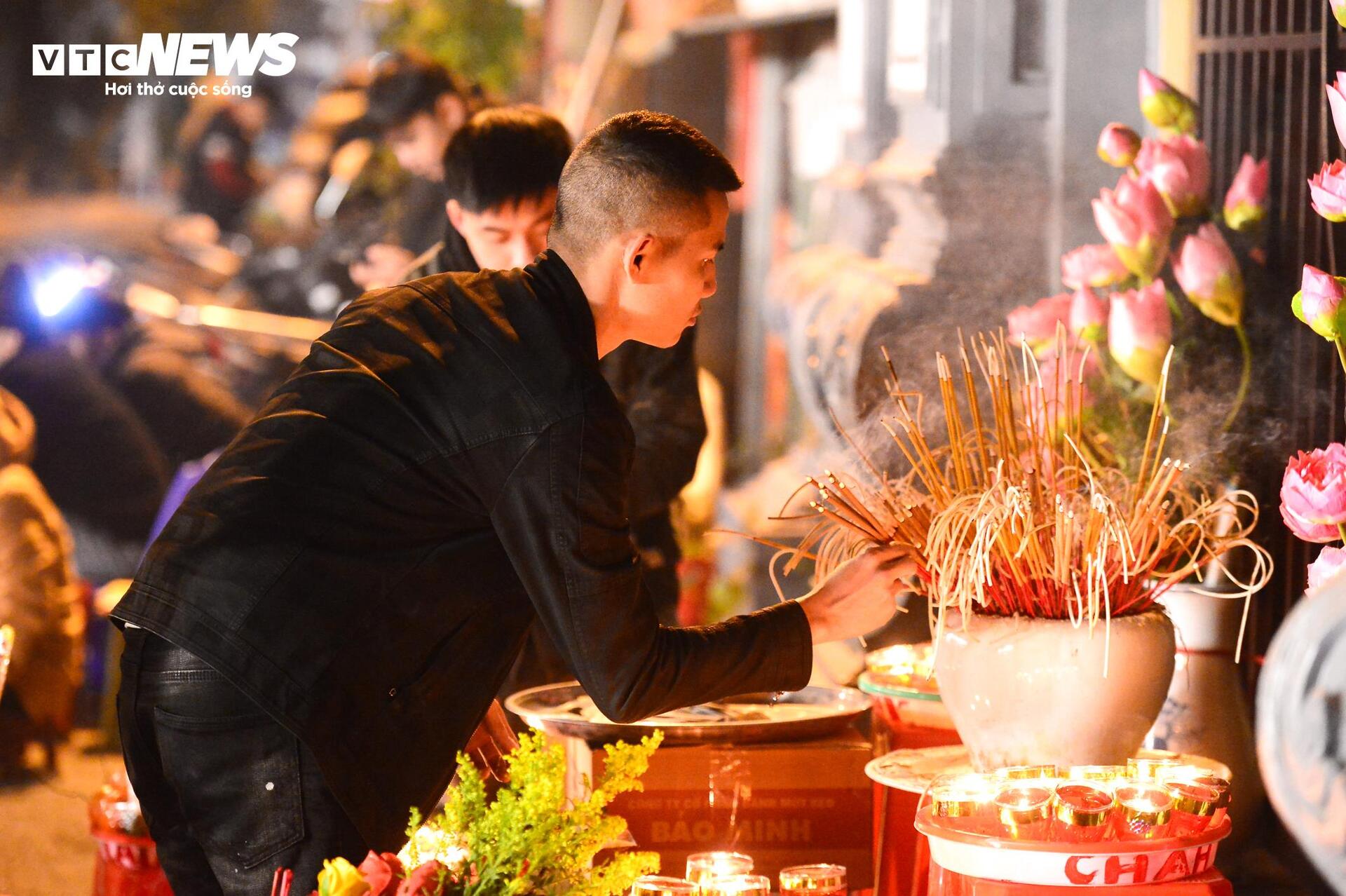 Người H&agrave; Nội đội r&eacute;t đi lễ Phủ T&acirc;y Hồ rằm th&aacute;ng Chạp - Ảnh 9.