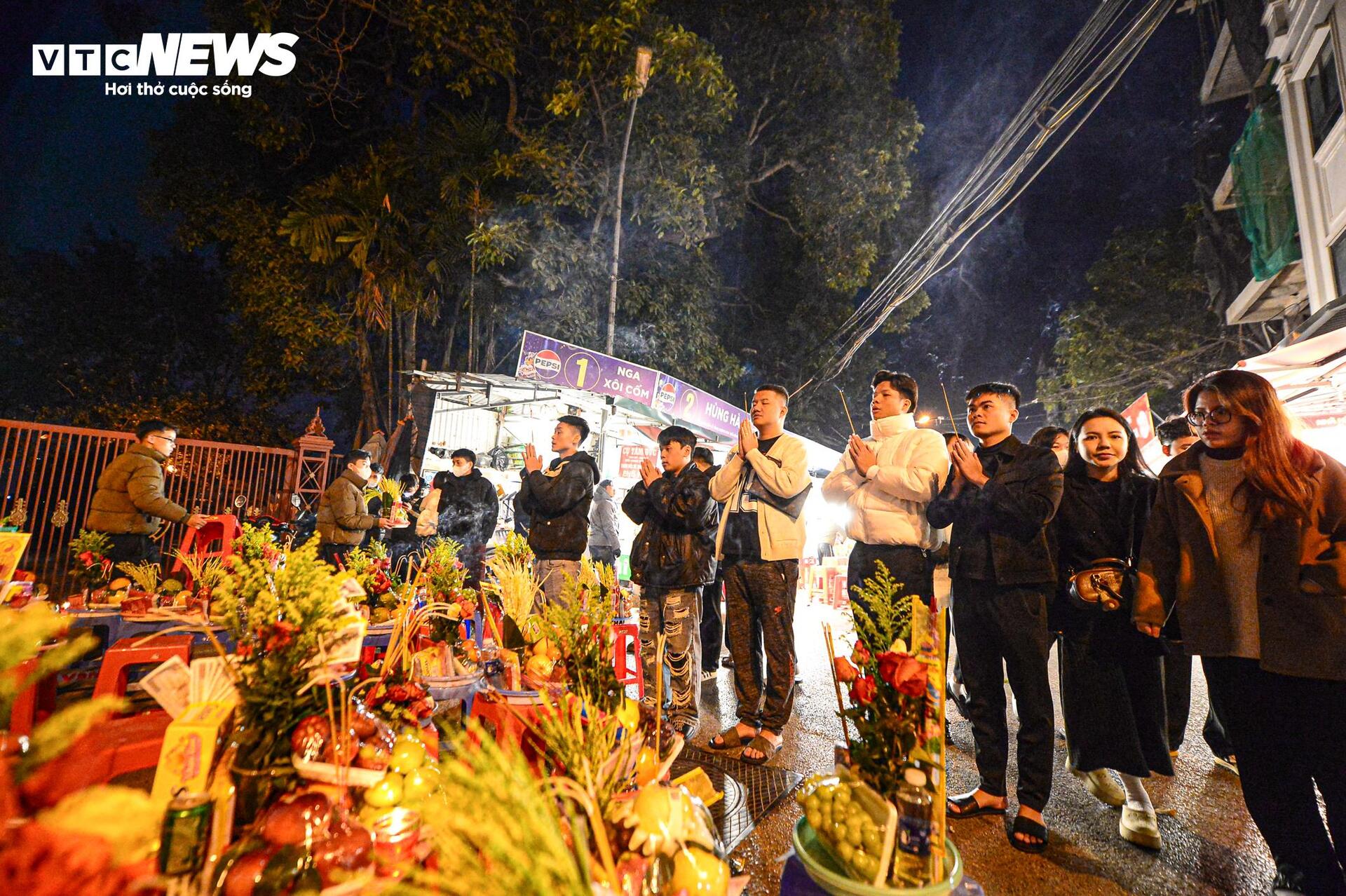 Người H&agrave; Nội đội r&eacute;t đi lễ Phủ T&acirc;y Hồ rằm th&aacute;ng Chạp - Ảnh 2.