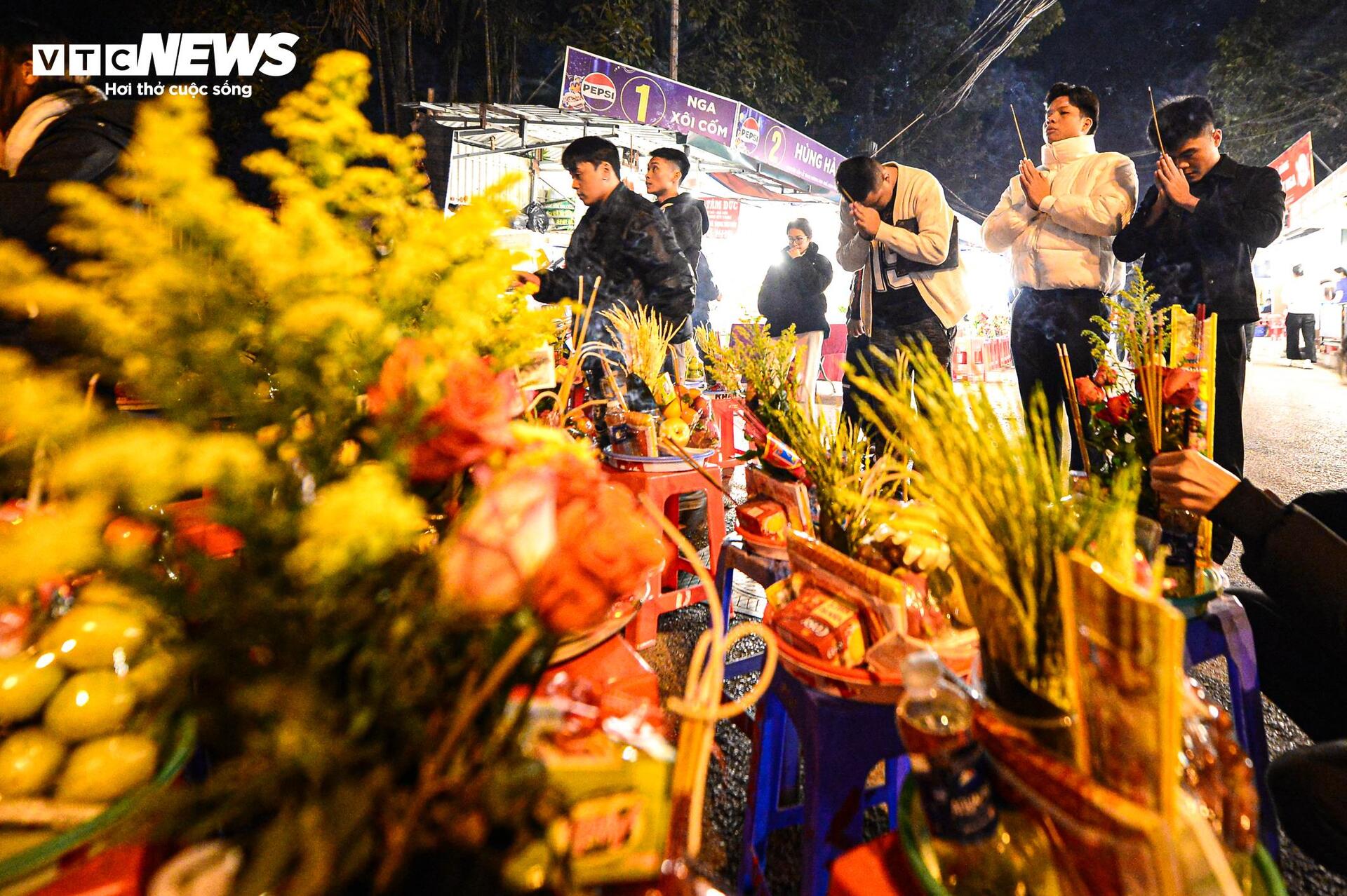 Người H&agrave; Nội đội r&eacute;t đi lễ Phủ T&acirc;y Hồ rằm th&aacute;ng Chạp - Ảnh 8.