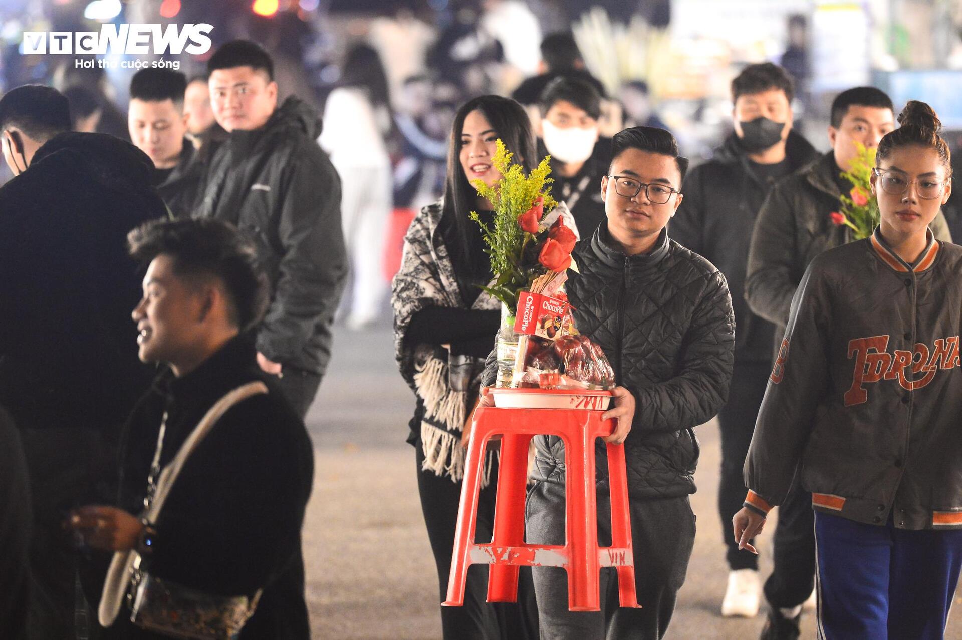 Người H&agrave; Nội đội r&eacute;t đi lễ Phủ T&acirc;y Hồ rằm th&aacute;ng Chạp - Ảnh 13.