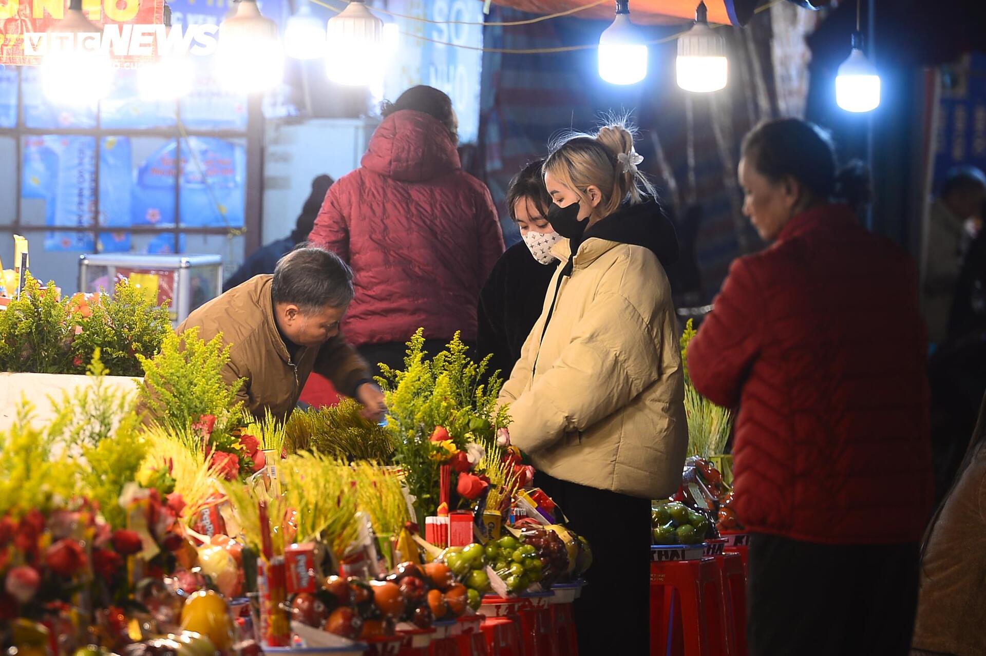 Người H&agrave; Nội đội r&eacute;t đi lễ Phủ T&acirc;y Hồ rằm th&aacute;ng Chạp - Ảnh 11.