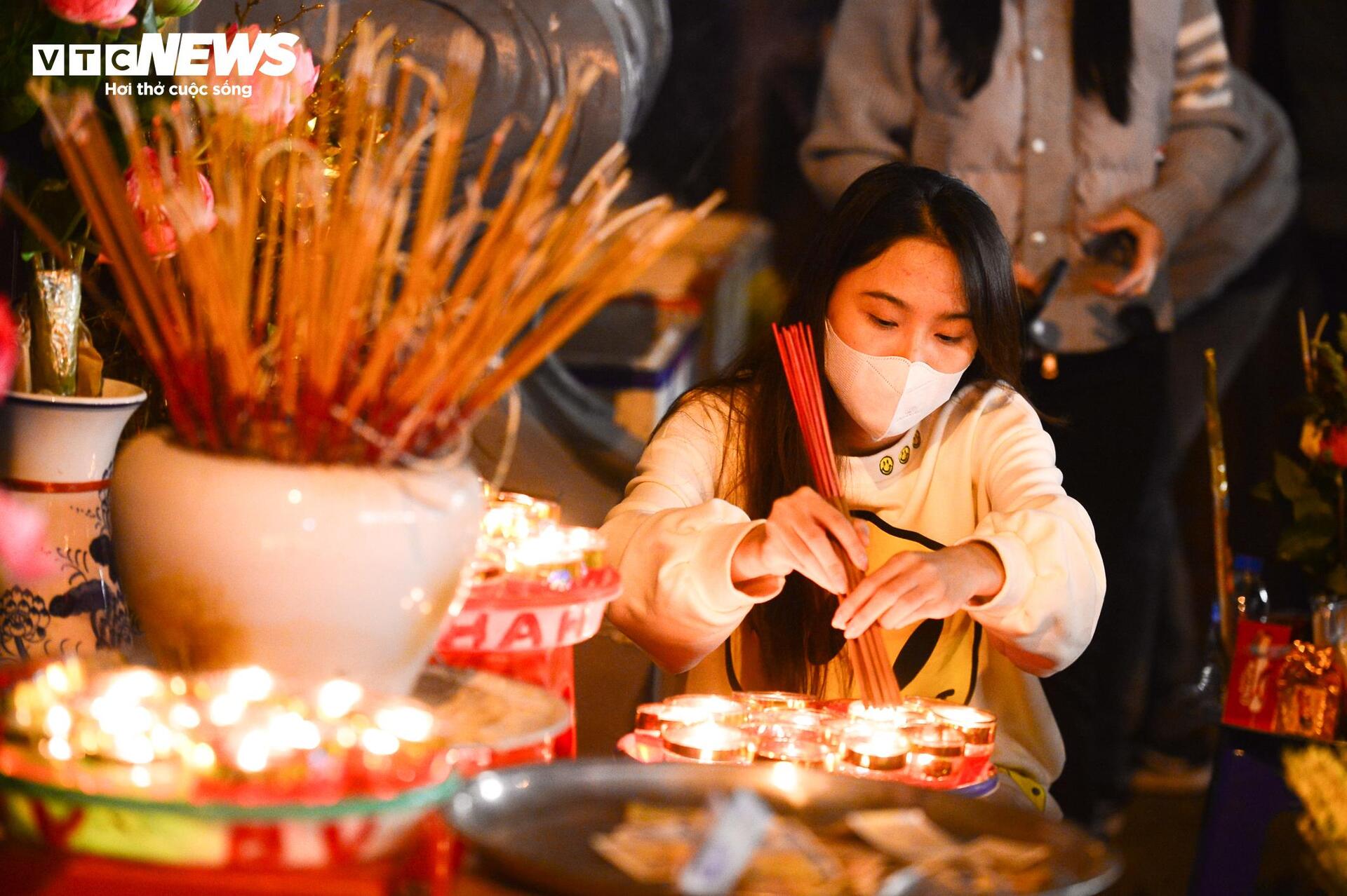 Người H&agrave; Nội đội r&eacute;t đi lễ Phủ T&acirc;y Hồ rằm th&aacute;ng Chạp - Ảnh 5.