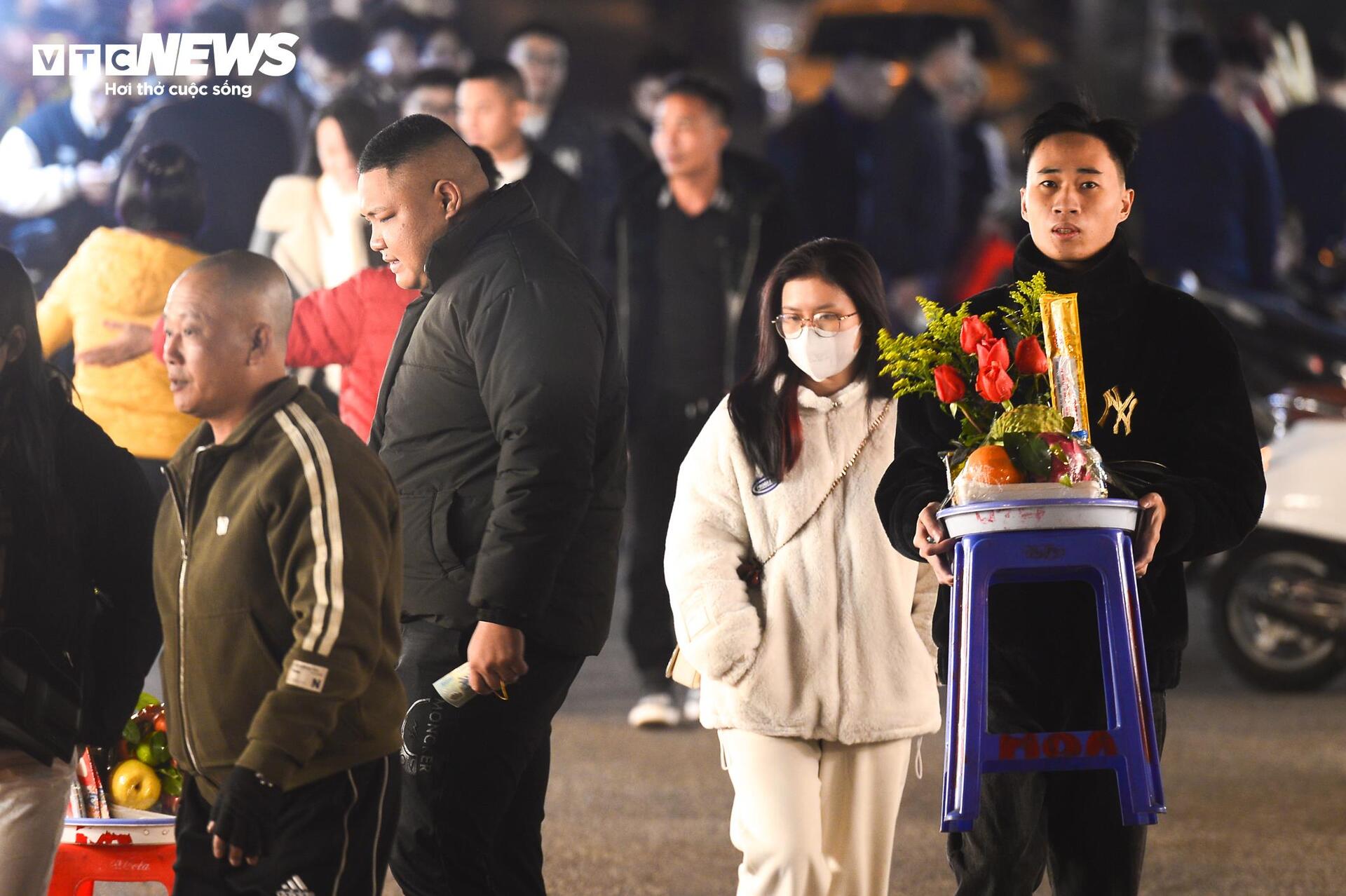 Người H&agrave; Nội đội r&eacute;t đi lễ Phủ T&acirc;y Hồ rằm th&aacute;ng Chạp - Ảnh 4.