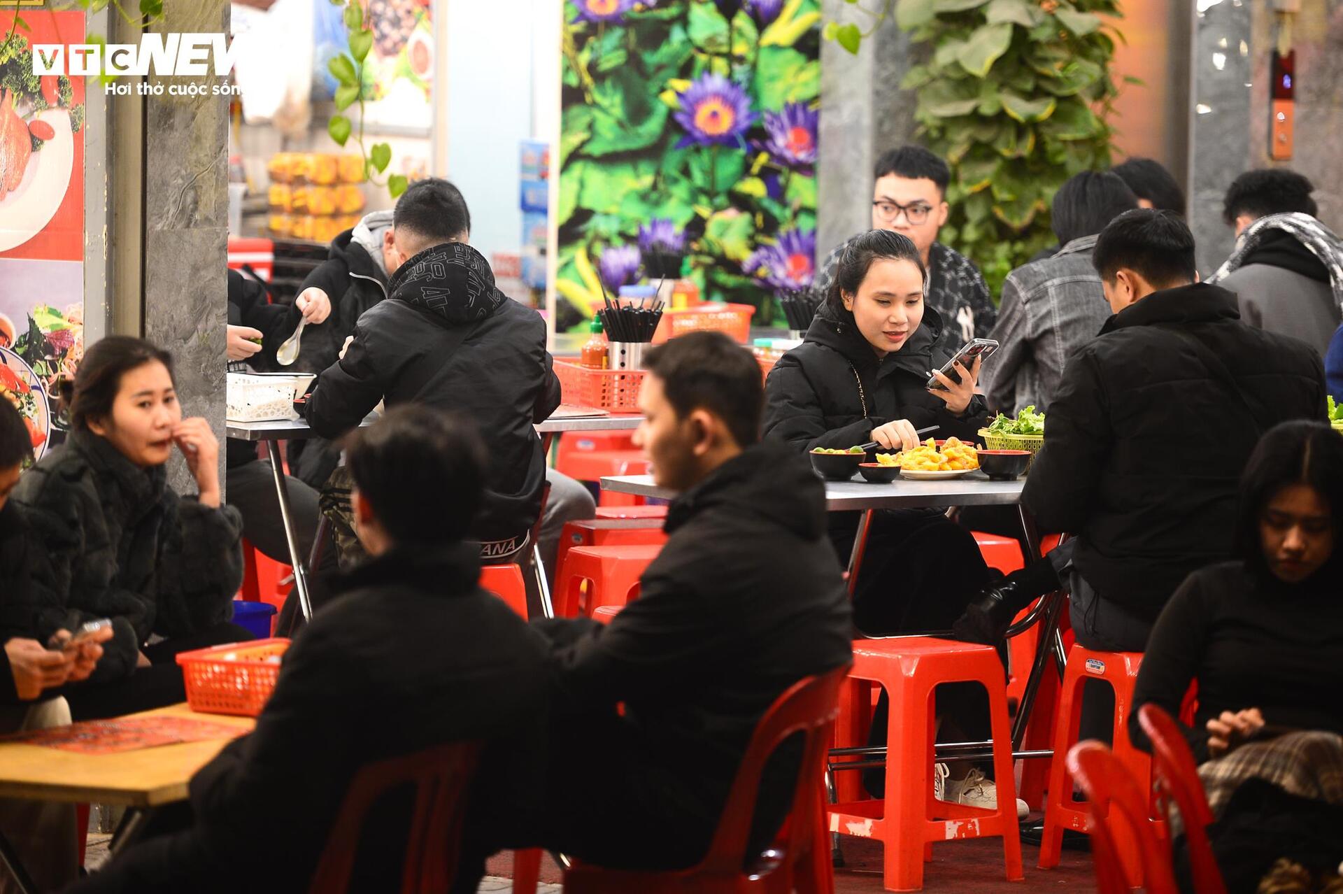 Người H&agrave; Nội đội r&eacute;t đi lễ Phủ T&acirc;y Hồ rằm th&aacute;ng Chạp - Ảnh 12.