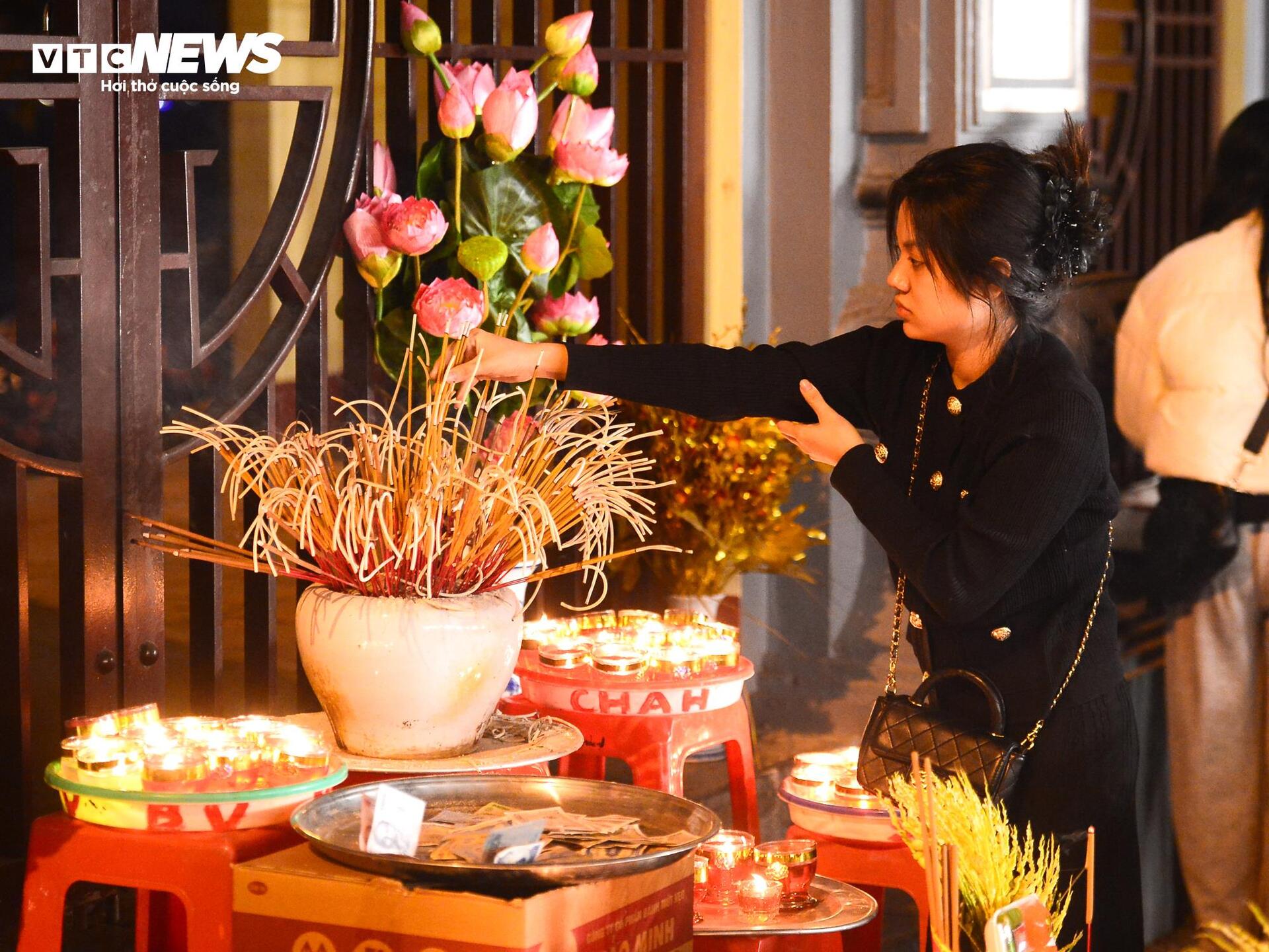 Người H&agrave; Nội đội r&eacute;t đi lễ Phủ T&acirc;y Hồ rằm th&aacute;ng Chạp - Ảnh 7.