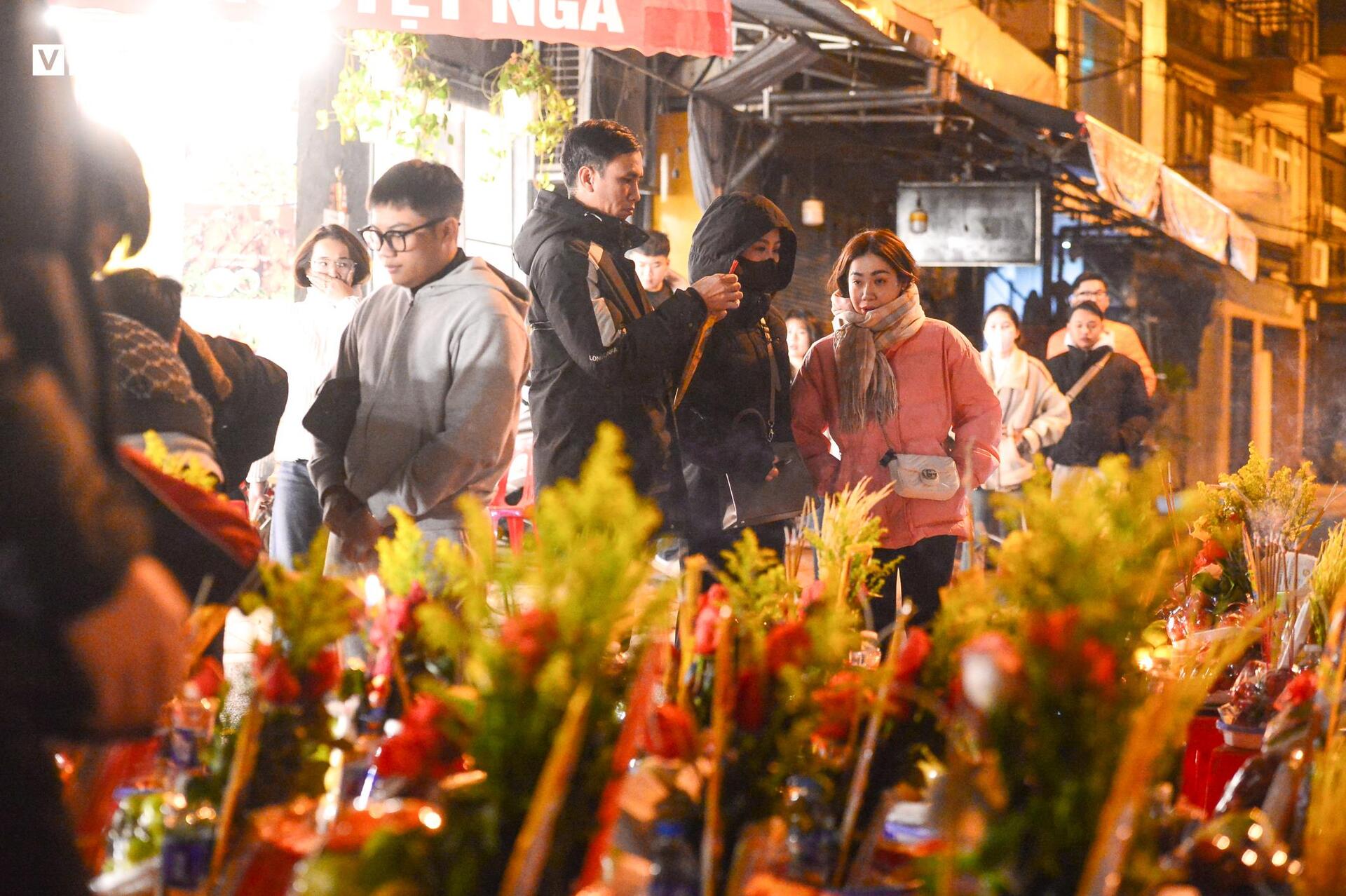 Người H&agrave; Nội đội r&eacute;t đi lễ Phủ T&acirc;y Hồ rằm th&aacute;ng Chạp - Ảnh 10.