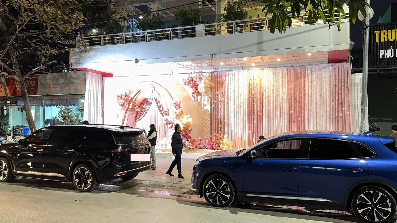 HOT: Bắt gặp Á hậu Phương Nhi lộ diện tất bật giữa rạp cưới, visual cô dâu mới gây chú ý! - Ảnh 7.