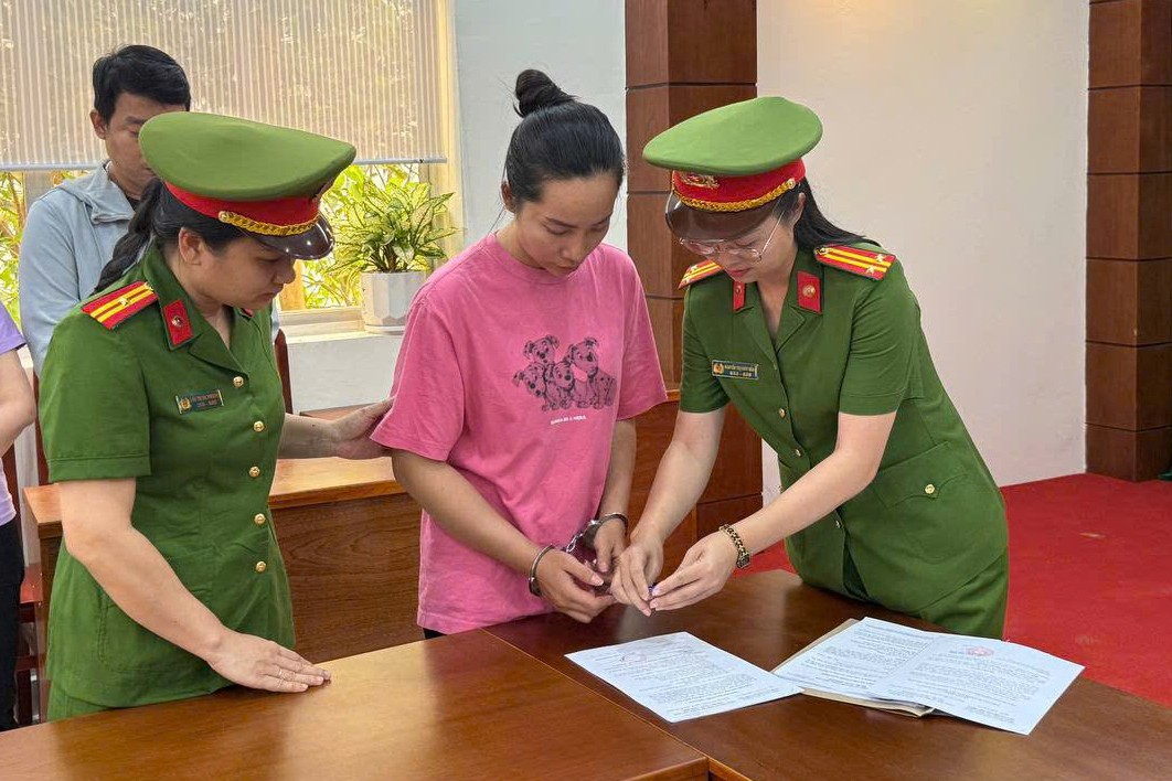 Phá đường dây sản xuất thuốc giả lớn tại TPHCM , 11 xe tải chở tang vật - Ảnh 3.