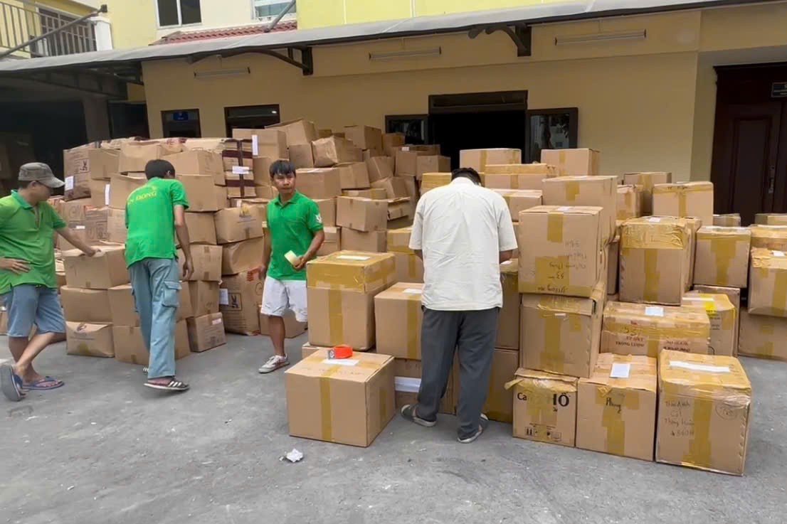 Phá đường dây sản xuất thuốc giả lớn tại TPHCM , 11 xe tải chở tang vật - Ảnh 2.