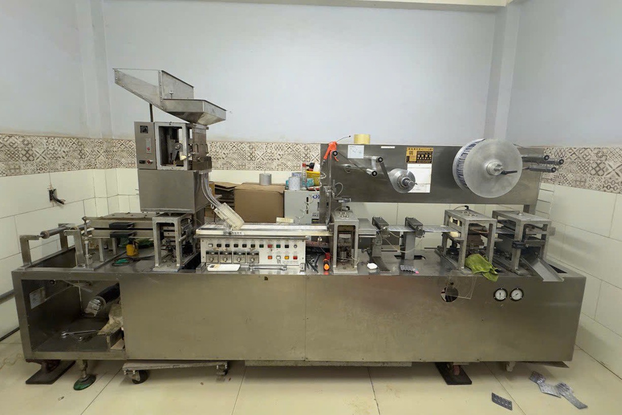 Phá đường dây sản xuất thuốc giả lớn tại TPHCM , 11 xe tải chở tang vật - Ảnh 5.