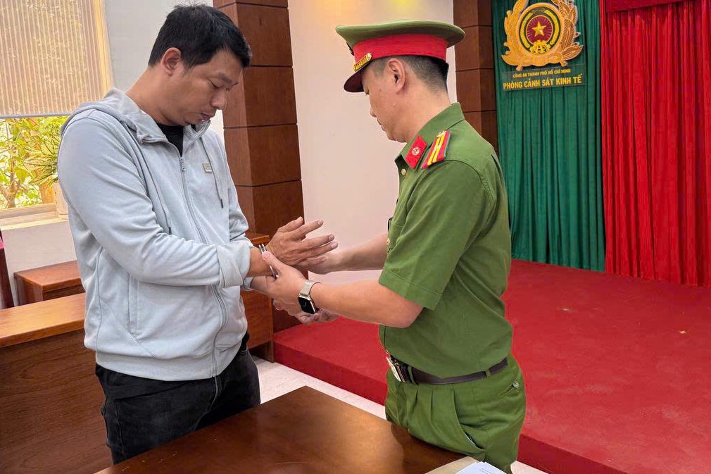 Phá đường dây sản xuất thuốc giả lớn tại TPHCM , 11 xe tải chở tang vật - Ảnh 1.