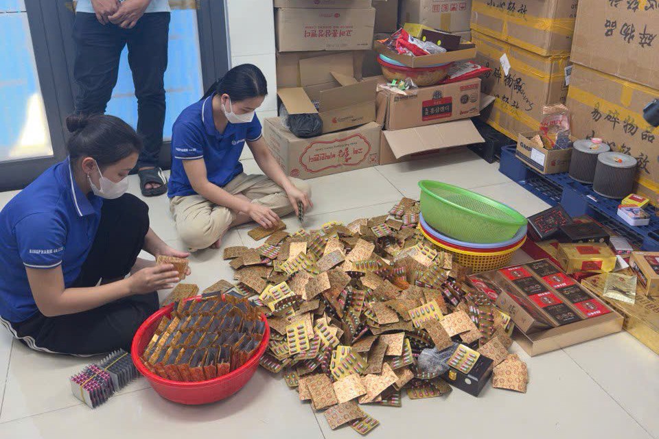 Phá đường dây sản xuất thuốc giả lớn tại TPHCM , 11 xe tải chở tang vật - Ảnh 4.