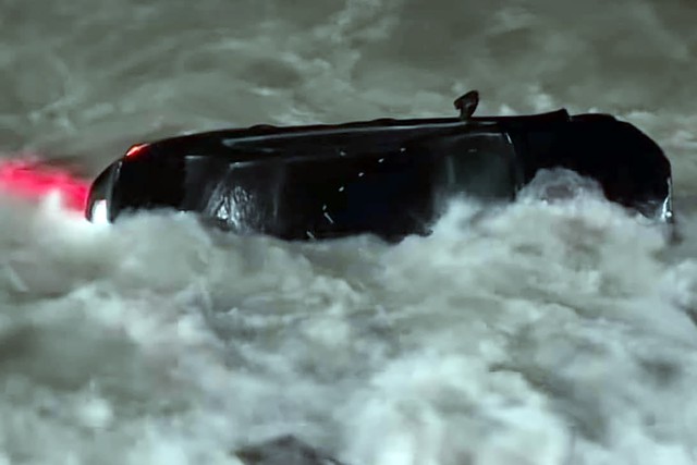 Vụ ô tô Mercedes lao xuống biển Nha Trang: Tài xế vẫn chưa ra trình diện - Ảnh 1.