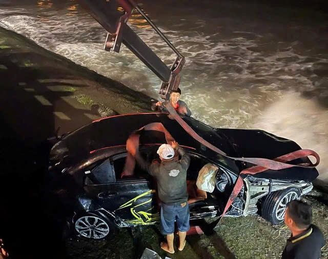 Pháp lý vụ lái ô tô Mercedes rơi xuống biển ở Nha Trang- Ảnh 1. Pháp lý vụ lái ô tô Mercedes rơi xuống biển ở Nha Trang- Ảnh 1.