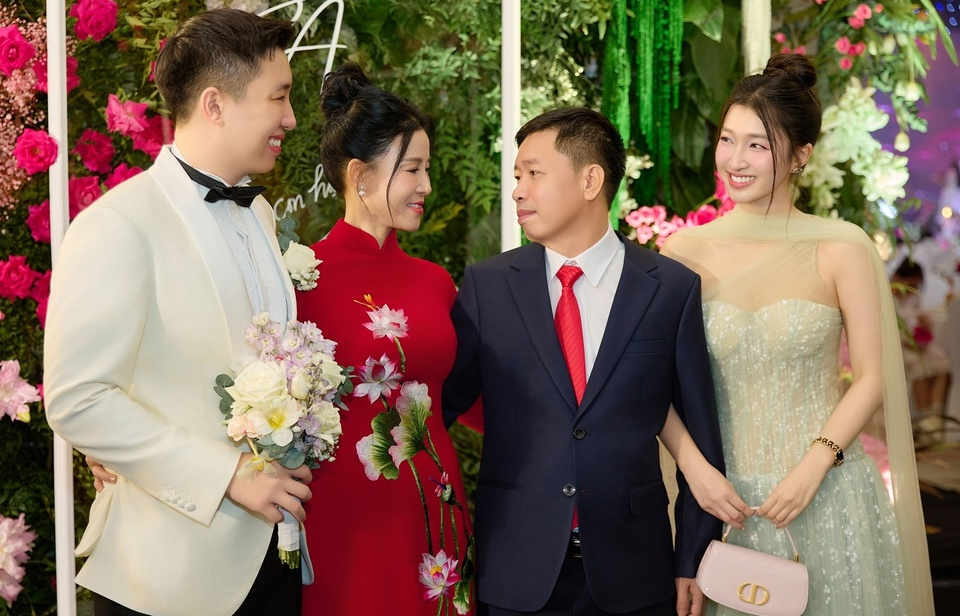 Lần hiếm hoi thiếu gia Vingroup v&agrave; &Aacute; hậu Phương Nhi để lộ ảnh hẹn h&ograve;- Ảnh 5.