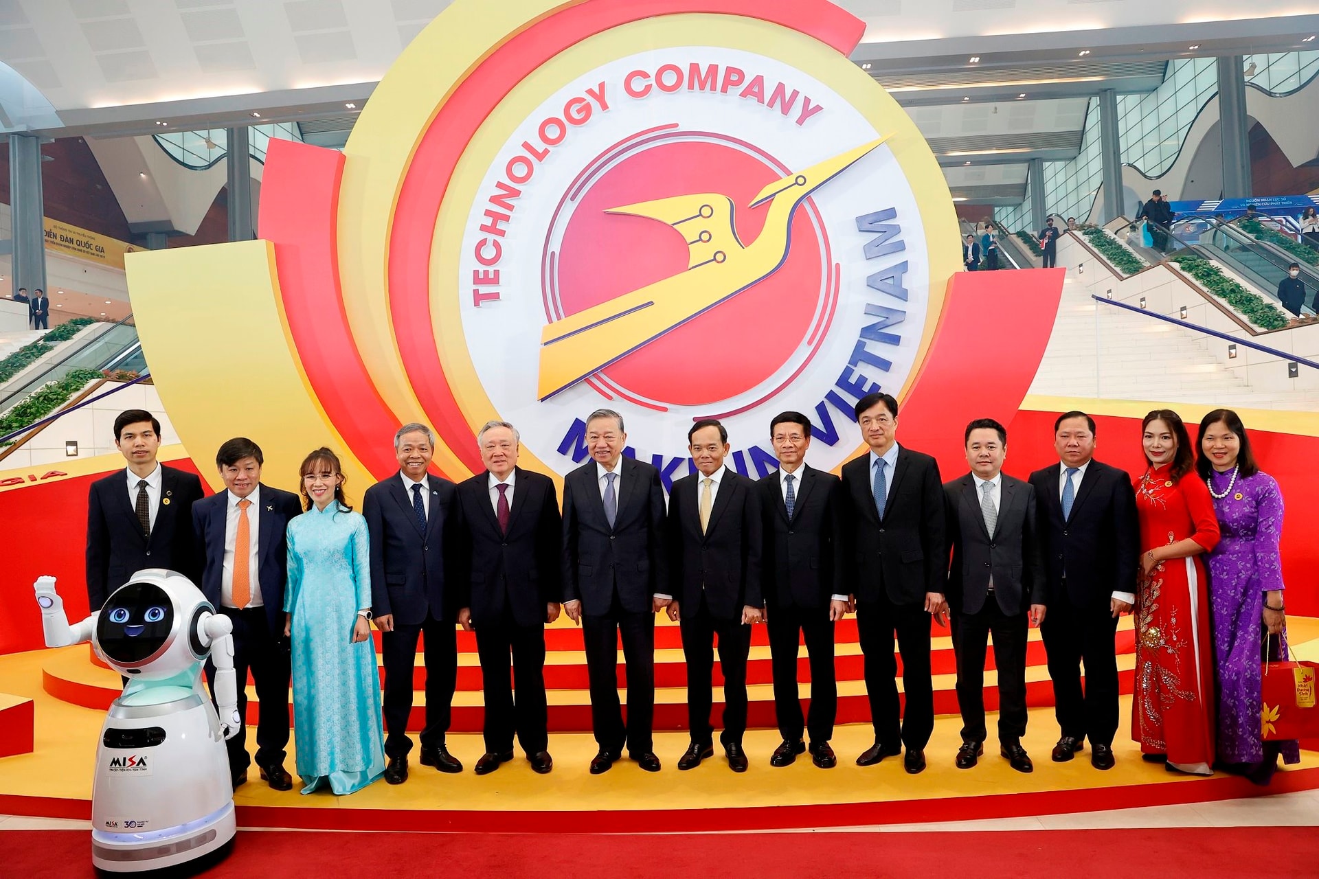 DN tự hào lĩnh &quot;ấn tiên phong&quot; từ Tổng bí thư, đầu tư 200-500 triệu USD làm mạng Blockchain &quot;Make in Vietnam”