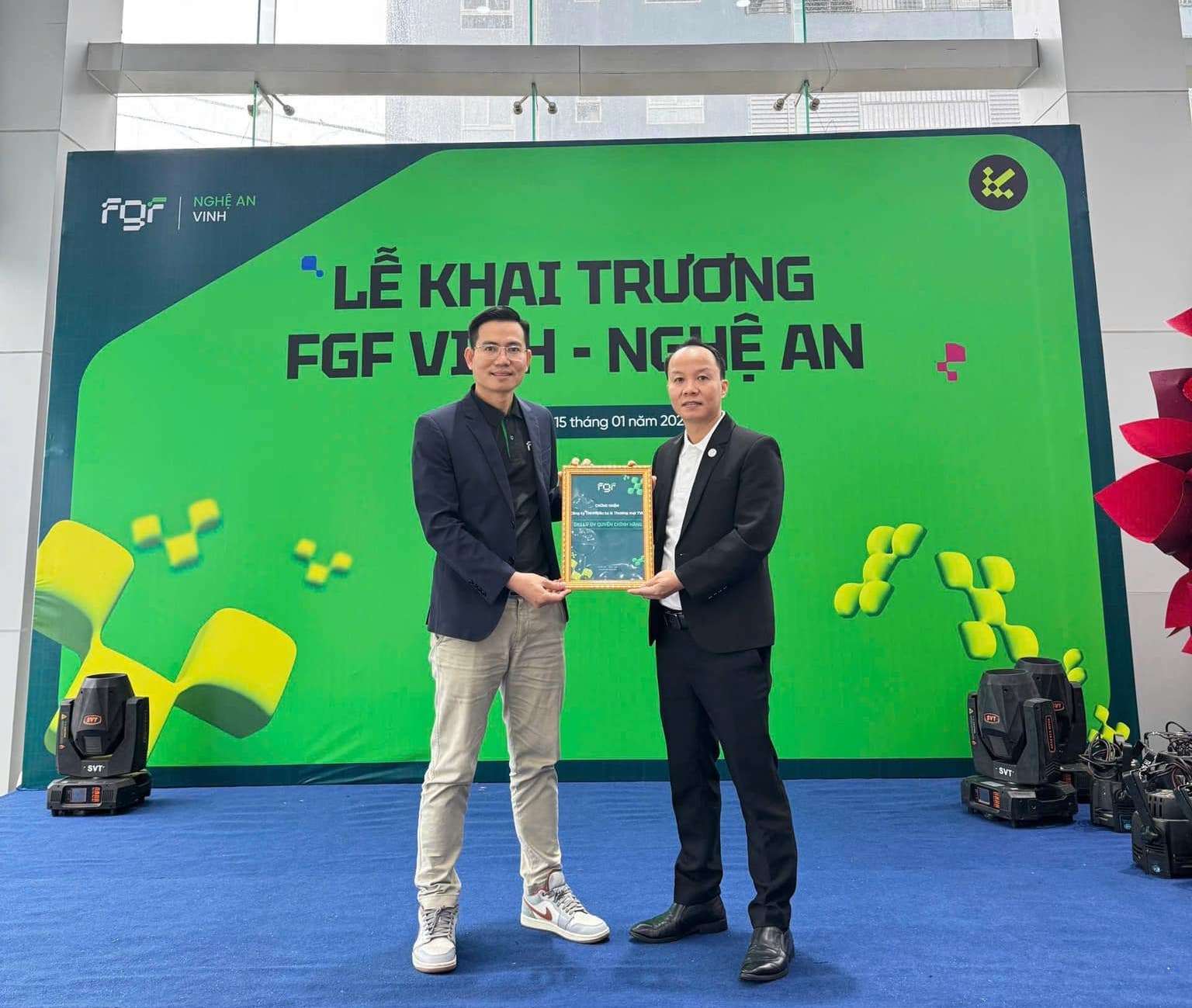 Ngày đẹp của FGF: TGĐ làm đám hỏi với Á hậu Phương Nhi, 6 showroom đầu tiên đồng loạt khai trương - Ảnh 3.