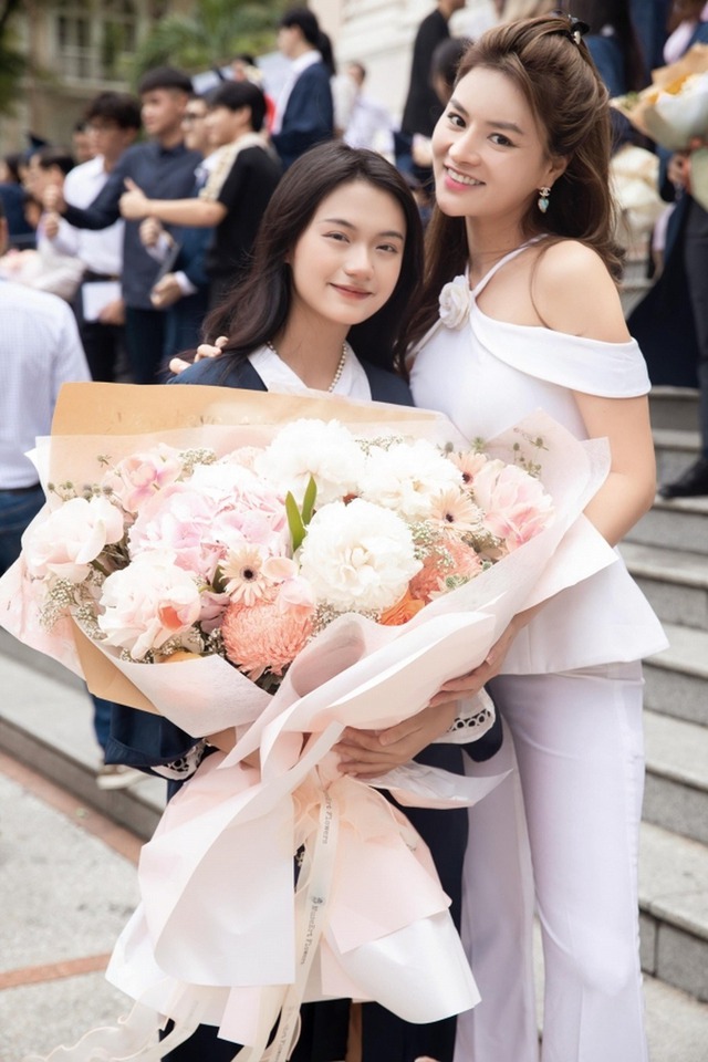 Lộ clip con riêng của chồng Vũ Thu Phương thay đổi sắc mặt khi siêu mẫu đặt tay lên vai- Ảnh 6.