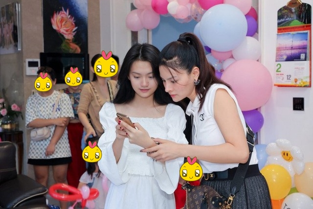 Lộ clip con riêng của chồng Vũ Thu Phương thay đổi sắc mặt khi siêu mẫu đặt tay lên vai- Ảnh 2.