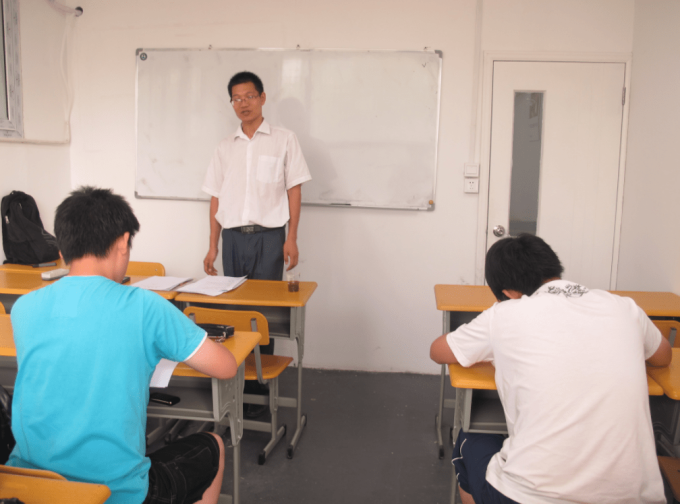 Quan điểm g&acirc;y tranh c&atilde;i: "Đa số phụ huynh kh&ocirc;ng ủng hộ việc dạy/học th&ecirc;m c&oacute; con em ở mức trung b&igrave;nh, yếu, thậm ch&iacute; l&agrave; c&aacute; biệt" - Ảnh 1.