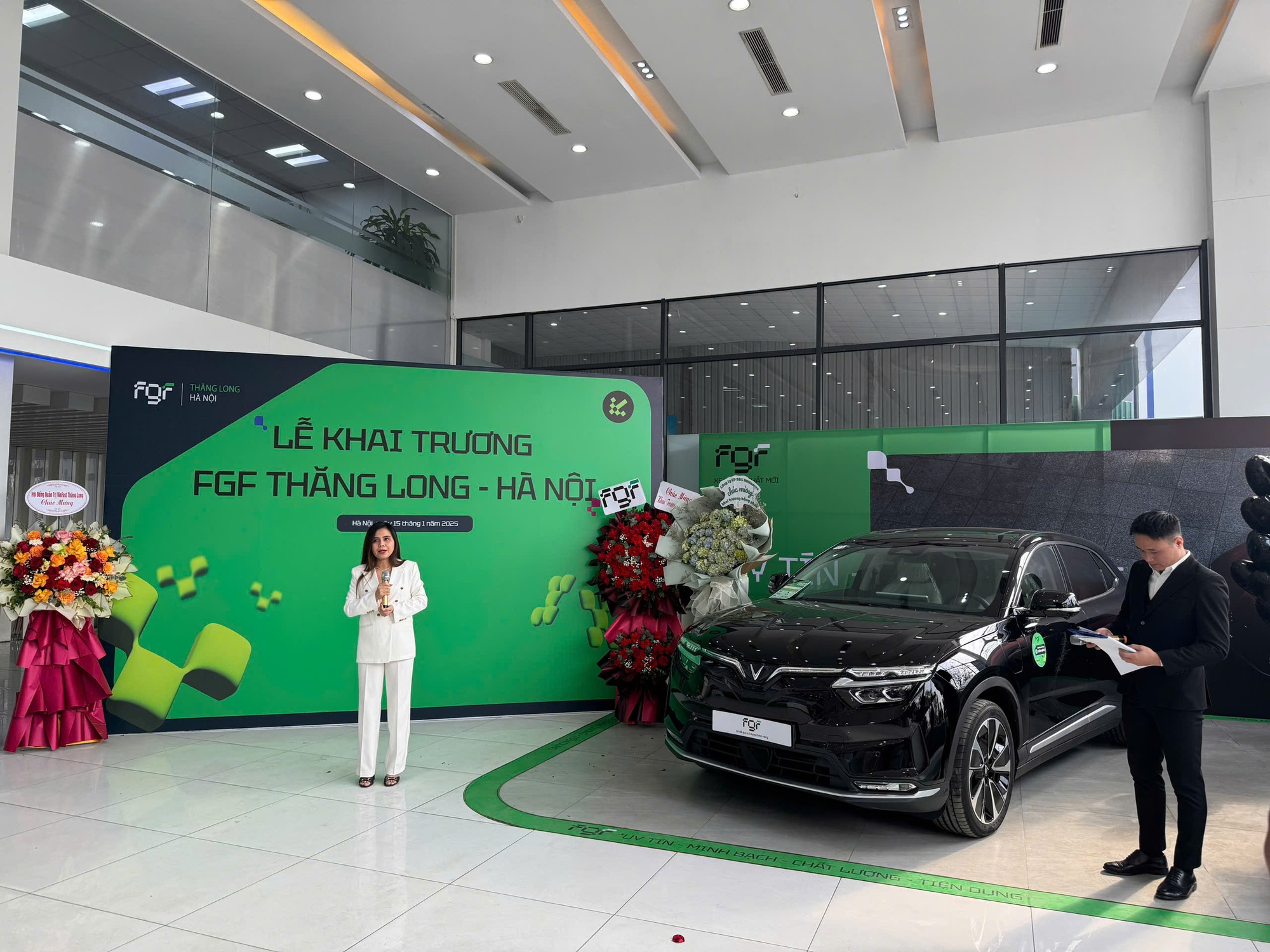 Ngày đẹp của FGF: TGĐ làm đám hỏi với Á hậu Phương Nhi, 6 showroom đầu tiên đồng loạt khai trương - Ảnh 2.