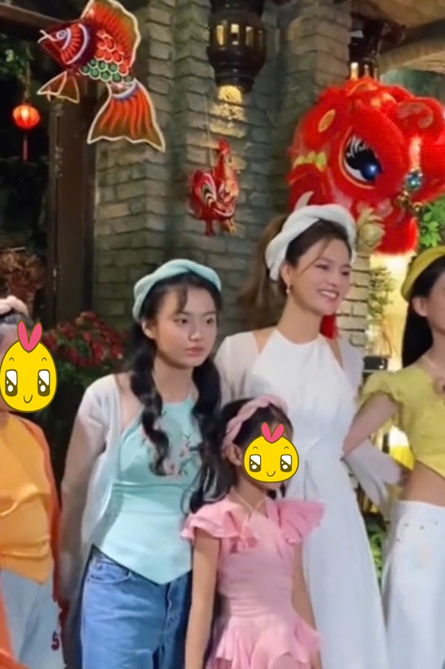 Lộ clip con riêng của chồng Vũ Thu Phương thay đổi sắc mặt khi siêu mẫu đặt tay lên vai- Ảnh 1.