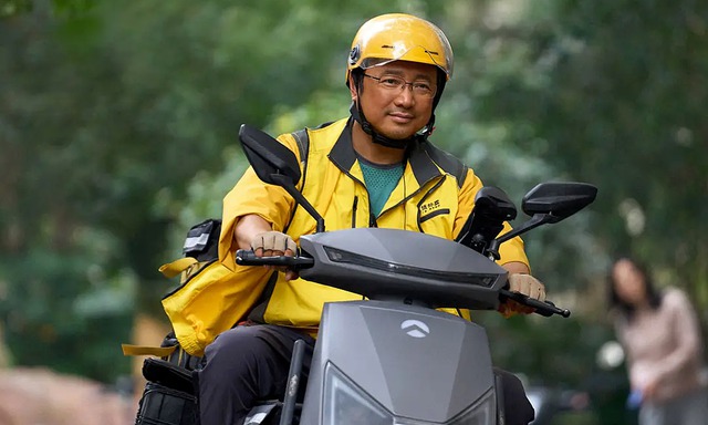 Đời lao dốc ở tuổi trung ni&ecirc;n, trưởng ph&ograve;ng th&agrave;nh shipper: Lộ ra 3 điều phải đấu tranh đến c&ugrave;ng để "kh&ocirc;ng bị ch&ocirc;n v&ugrave;i" - Ảnh 1.