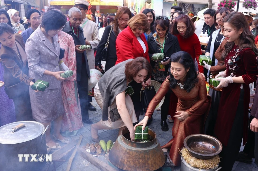 Phu nhân Tổng Bí thư Tô Lâm và các nữ Đại sứ trổ tài gói bánh chưng- Ảnh 3.